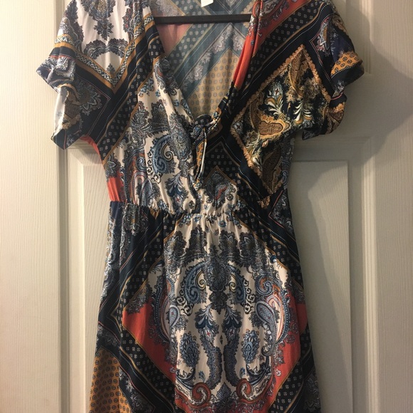 Front tie patterned V-neck dress - Picture 3 of 6